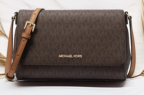 Michael Kors — MK. Bandolera Crossbody