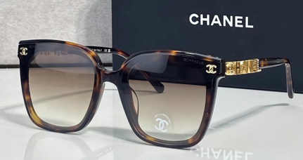 Chanel — CH. RINESTONE PRINT.
