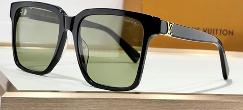 Louis Vuitton — LV. RISE SQUARE